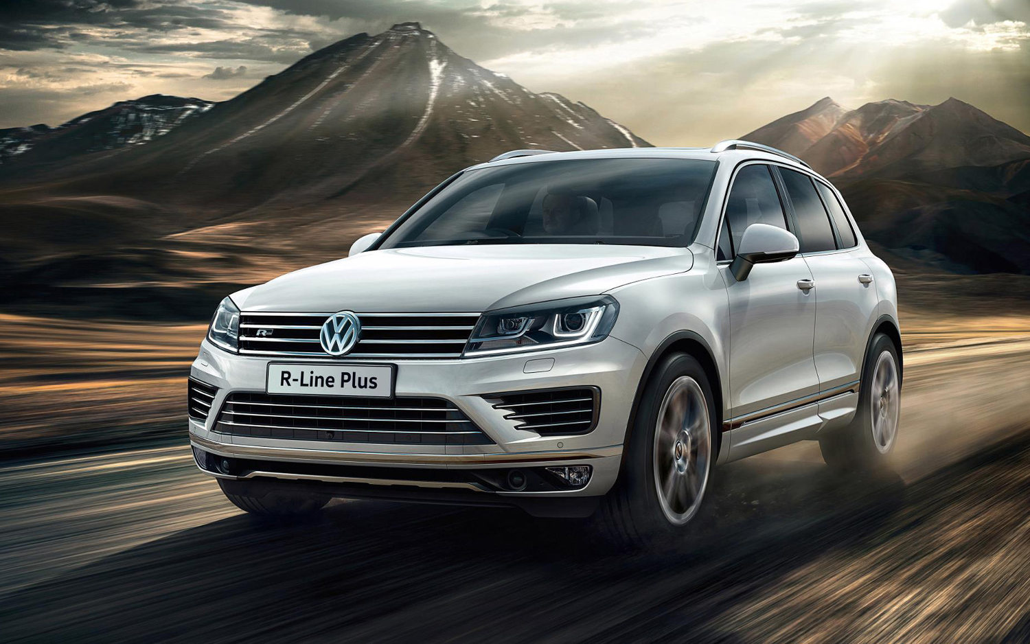 Comparison - Volkswagen Touareg V6 Executive 2017 - vs - Toyota ...